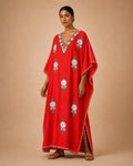 Kaftan Bordado – Vermelho Floral Branco Azul Disperso