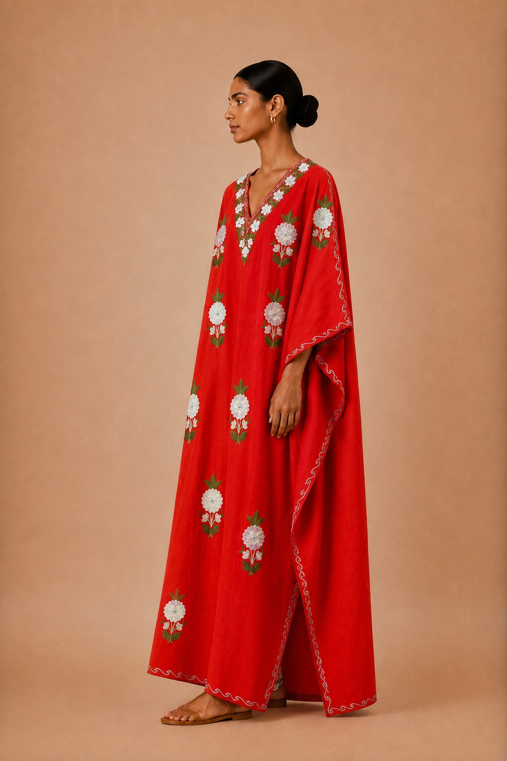 Kaftan Bordado – Vermelho Floral Branco Azul Disperso
