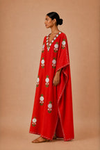 Kaftan Bordado – Vermelho Floral Branco Azul Disperso