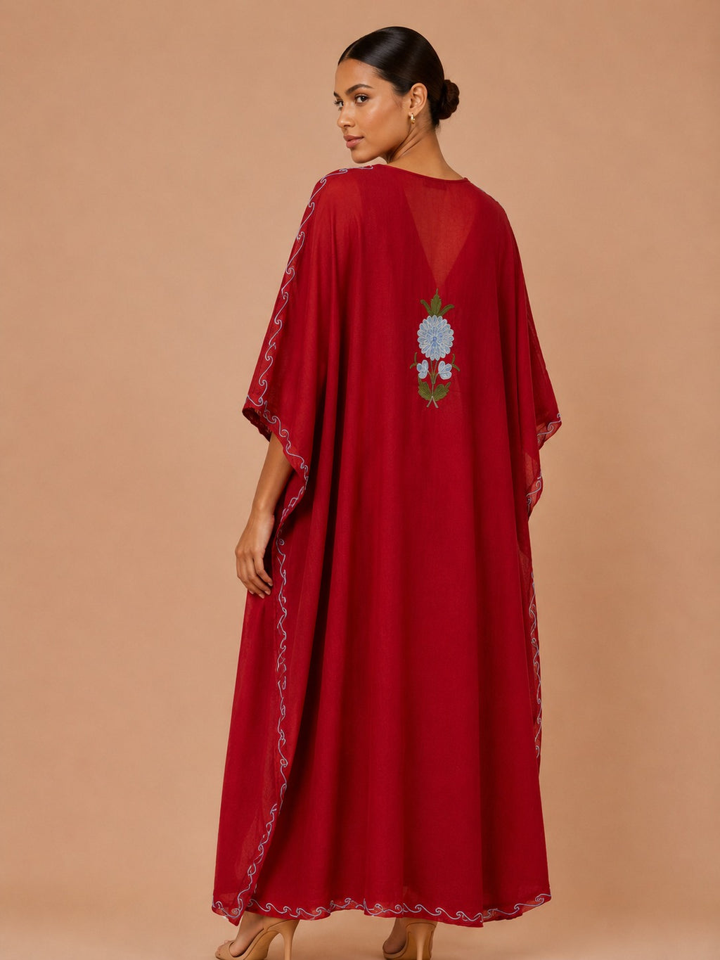 Kaftan Bordado – Vermelho Floral Branco Azul Disperso