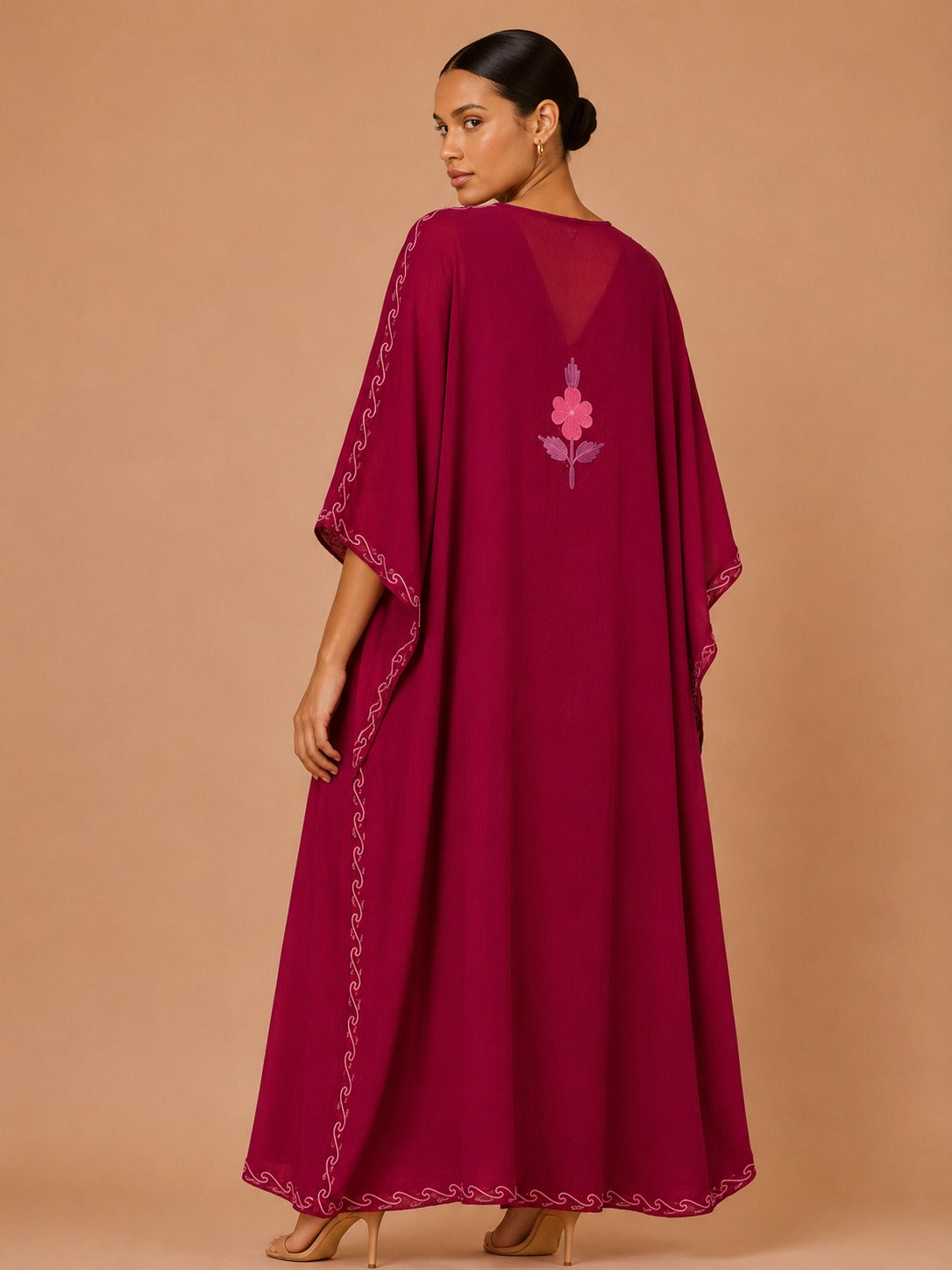 Kaftan Bordado – Bordô Motivo Folha Rosa
