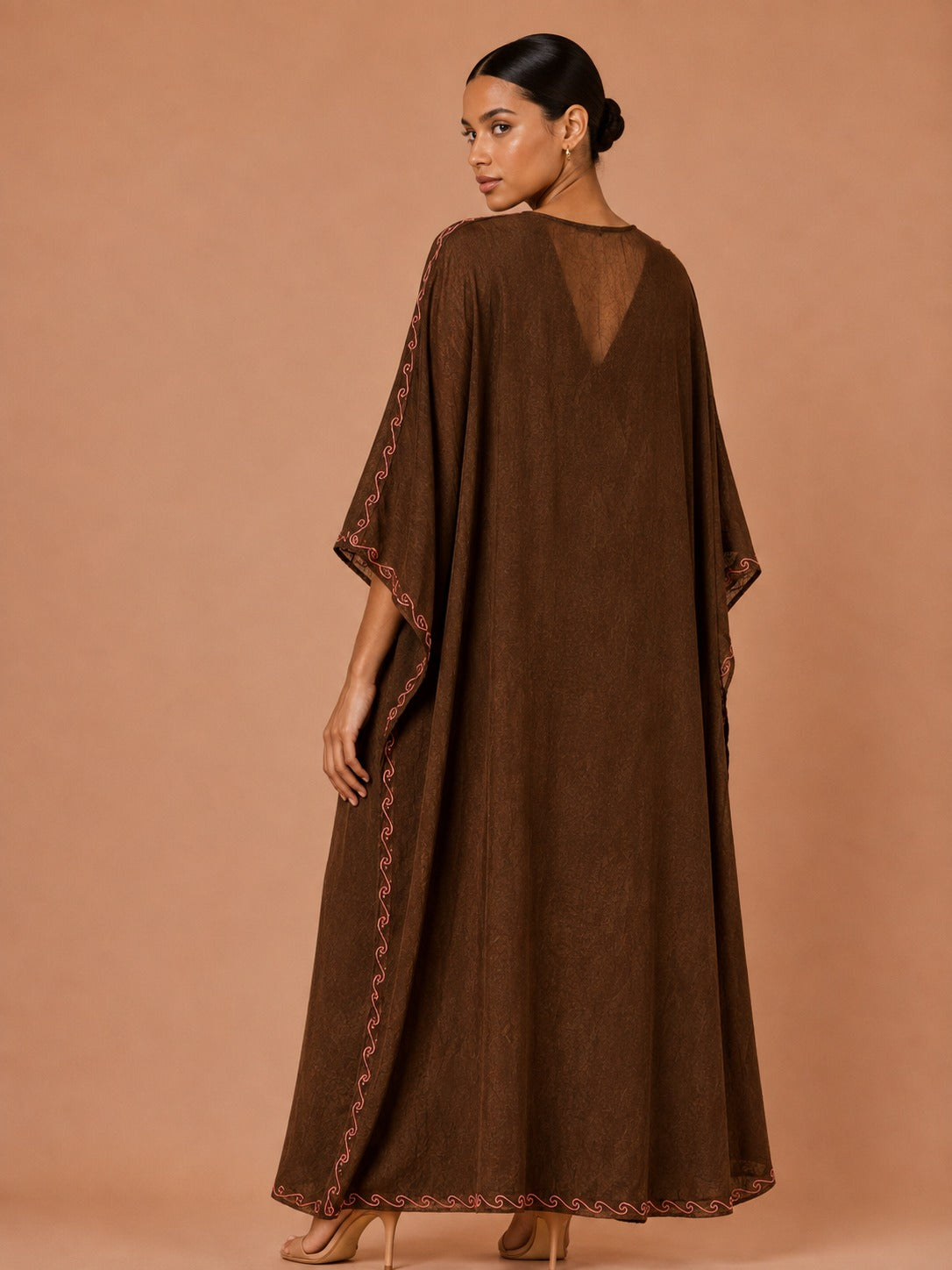 Kaftan Bordado – Marrom Paisley Coral