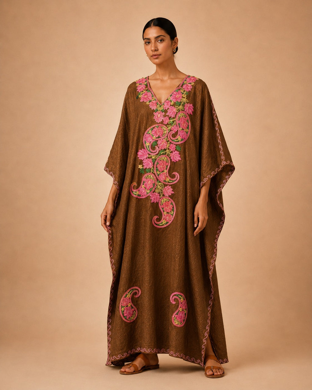 Kaftan Bordado – Marrom Paisley Coral