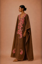 Kaftan Bordado – Marrom Paisley Coral