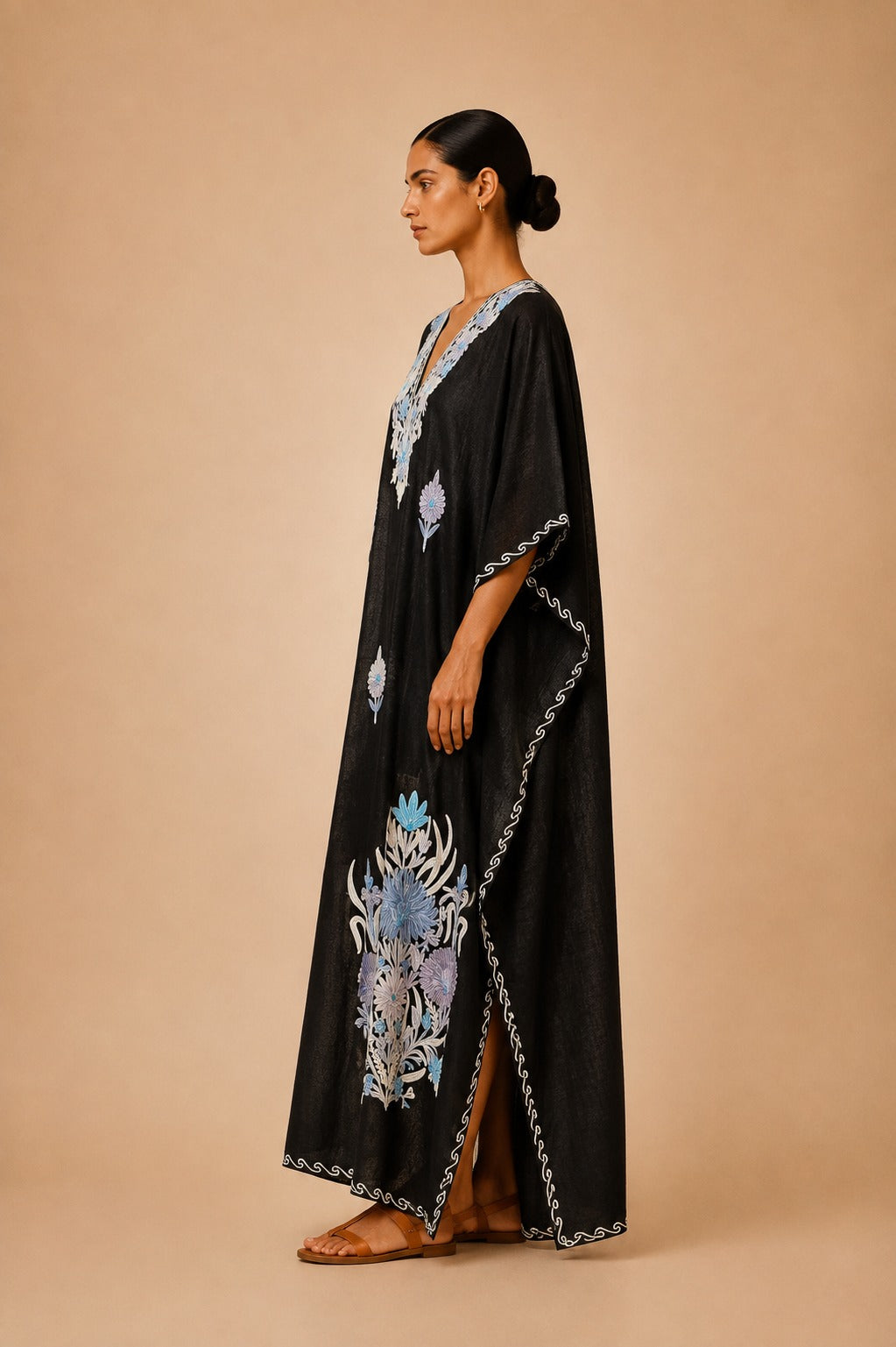 Kaftan Bordado – Preto Floral Azul
