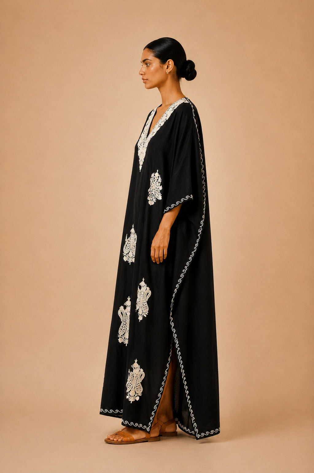 Kaftan Bordado – Preto Medalhão Creme