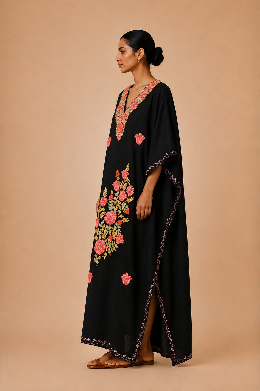 Kaftan Bordado – Preto Rosa Coral