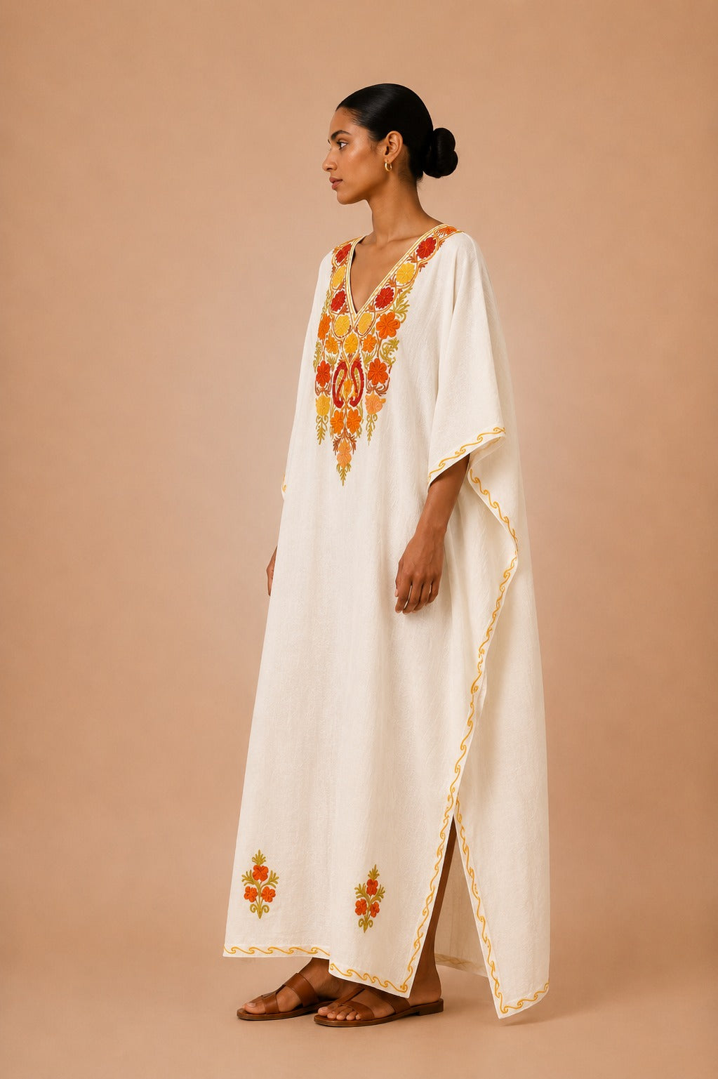 Kaftan Bordado – Branco Floral Vermelho Dourado
