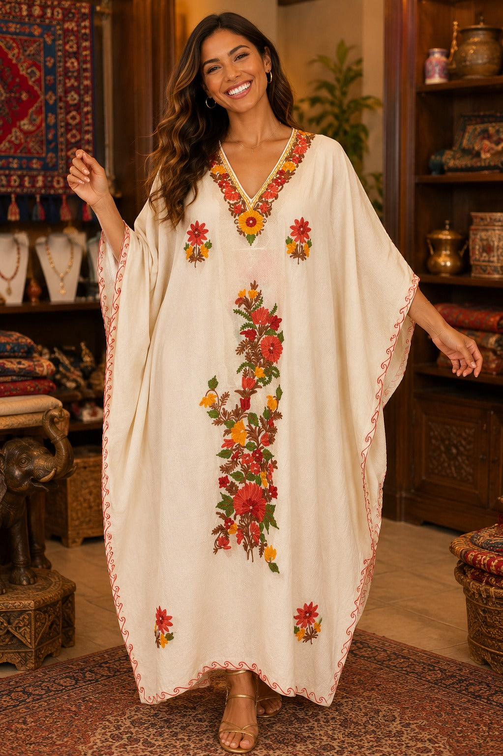 Kaftan Bordado – Creme Floral Vermelho