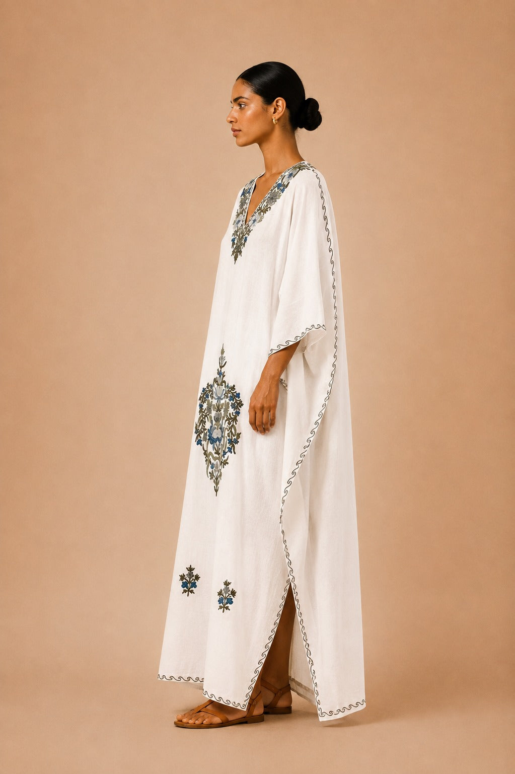 Kaftan Bordado – Branco Medalhão Azul Verde