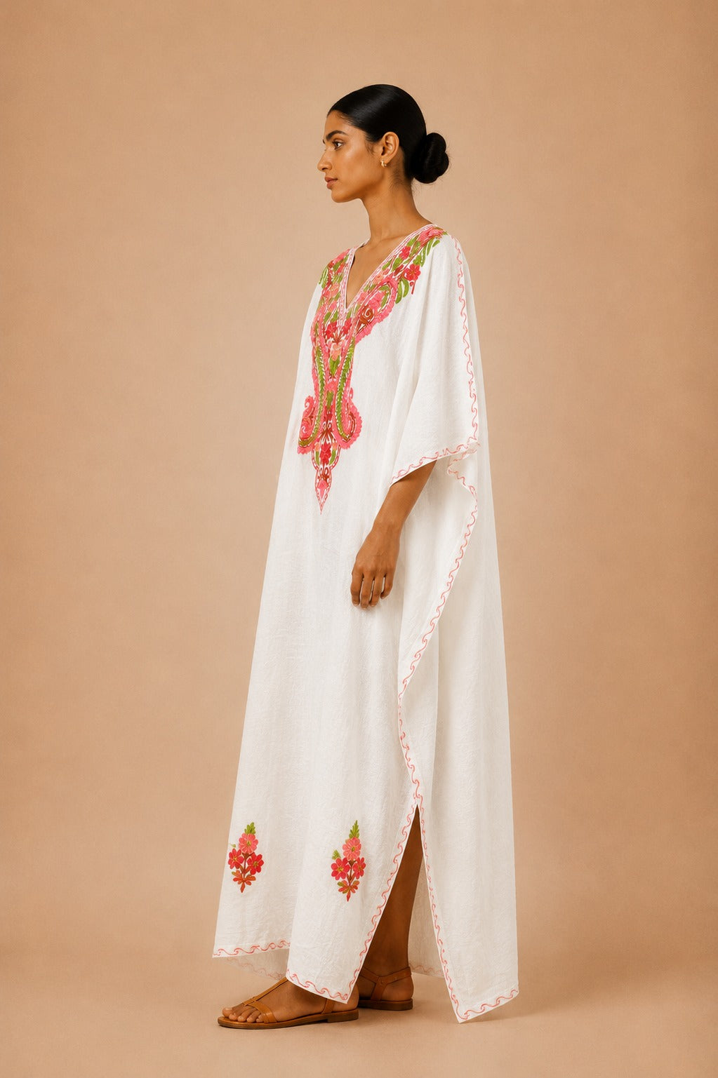 Kaftan Bordado – Branco Medalhão Coral