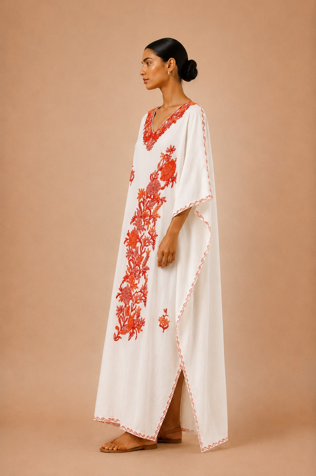 Kaftan Bordado – Creme Floral Vermelho